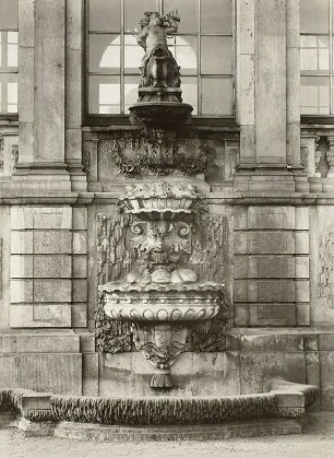 Zwinger. Langgalerie. Wandbrunnen