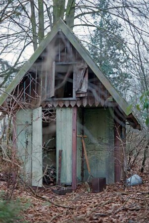 Pfefferberg (2): traufständige Fachwerkkate: Nebengebäude Schuppen aus Holz, Giebelseite mit Tür, Verbretterung, Luke