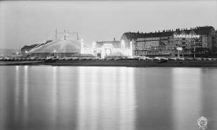 Dresden-Johannstadt. Zeltbau des Zirkus Sarrasani auf den Elbwiesen. Blick vom rechten Ufer über die Elbe