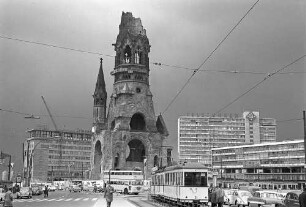 Berlin: Ruine der Gedächtniskirche; von der Tauentzienstraße