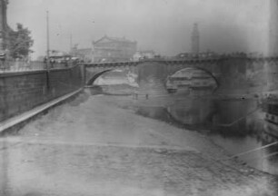 Dresden, Blick auf Augustusbrücke und Opernhaus bei Niederigwasser