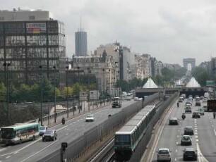 Geschäftsviertel La Defense, oberirdische Metro, hinten der Arc de Triomphe
