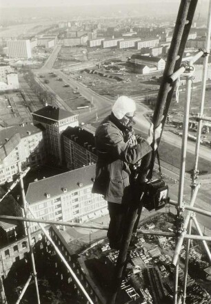 Der Fotograf Walter Hahn beim Fotografieren des Goldenen Mannes auf dem Rathausturm des Neuen Rathauses