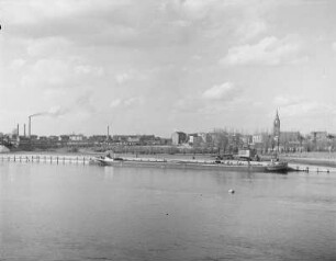 Küstrin (Kostrzyn). Blick über die Warthe mit Kahn an der Wartheablage zur Neustadt mit Friedenskirche