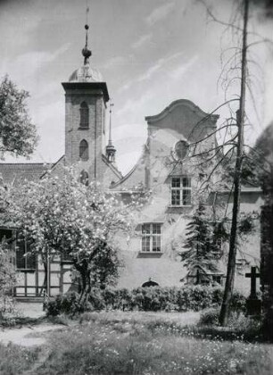 Heilig Leichnam-Kirche mit Pfarrhaus.in Danzig