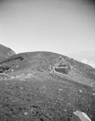 Unterkünfte am Gipfel des Fuji-san : Landschaftsausschnitt mit Unterkünften am Gipfel des Fuji-san