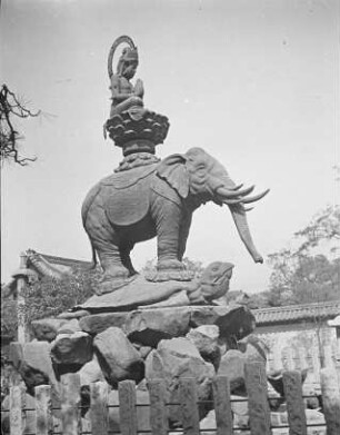 Buddha-Statue mit Elefant, Lotusblume und Schildkröte im Tennō-ji