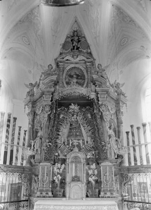 Hochaltar mit Gnadenbild, flankiert von den heiligen Dorothea und Katharina, Auszugsbild mit Gottvater und Christuskind
