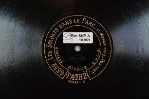 Les soldats dans le parc / (L. Monckton)
