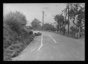 Verkehrsunfall mit PKW (Kennzeichen C-85.961), am Rand Schaulustige