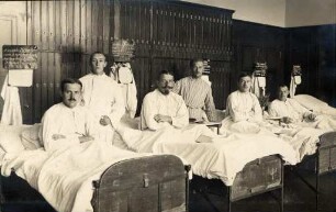 Erster Weltkrieg - Lazarett III Gewerbeschule Karlsruhe. Verwundete mit Pflegern