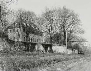 Dohna-Borthen, Kleinborthener Straße 10/12. Neues Schloß (um 1700). Blick gegen Parkmauer und Wohnstallgebäude