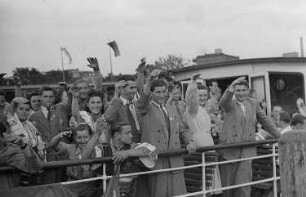 Dampferfahrt von Treptow : Winkende Schiffspassagiere