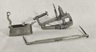 Werkzeugtisch des Kurfürsten Johann Georg I. : Schnittmesser, Hobel, Schraubstock, Werkzeugtisch Kf. J.G. I., 17. Jh.
