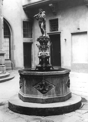 Herkules-Brunnen, Altes Rathaus Südbau (Brunnen); Frankfurt, Limpurgergasse 2