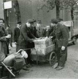 Reichsbahner mit Care-Paketen