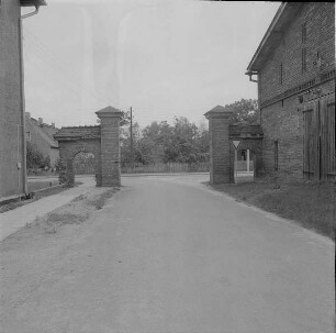 Toreinfahrt : Toreinfahrt zwischen Wohnhaus und Stallgebäude zum Herrenhaus Bagenz