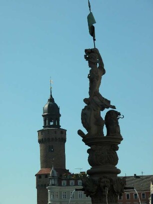 Kunstbrunnen mit Figur vorn am Obermarkt, dahinter Reichenbacher Turm
