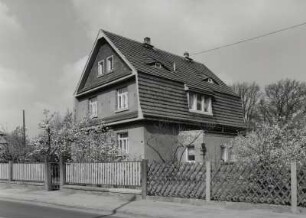 Ottendorf-Okrilla, Wohnhaus : Ottendorf-Okrilla. Wohnhaus (um 1905), Radeburger Straße 14. Straßenansicht mit Einfriedung