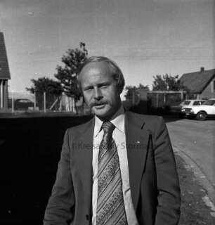 Kuhlwein, Eckart: geboren 11. April 1938: Diplom-Volkswirt und Journalist: Mitglied der SPD: Landesvorsitzender der Jusos 1969-1971: 1973/74 stellvertretender Vorsitzender der SPD in Schleswig-Holstein, ab 1975 im Landesvorstand: Landtagsabgeordneter 1971-1975: Kandidat der SPD für Wahl zum Bundestag im Wahlkreis 10: später Bundestagsabgeordneter 1976-1998: 1981/82 parlamentarischer Staatssekretär im Bundesministerium für Bildung und Wissenschaft