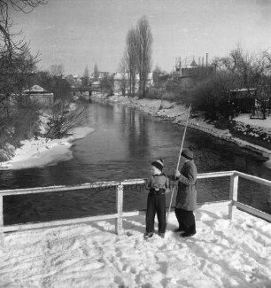 Trave: Beste: Zusammenfluss: vorn an Geländer zwei Jungen mit Stange: hinten links Kranbrücke: hinten rechts Tapetenfabrik und Gasometer: Winter