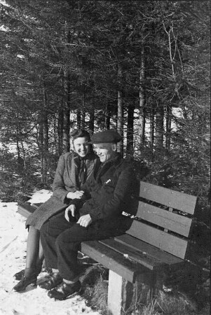 Mann und Frau auf einer Bank während eines Winterausfluges im Erzgebirge