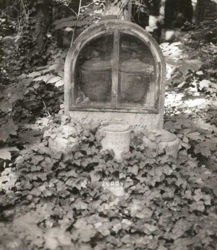 Grabmal für den Maler Jakub Schikaneder : Grabmal für den Maler Jakub Schikaneder. Stein (?). Prag-Vinohrady, Friedhof Vinohrady