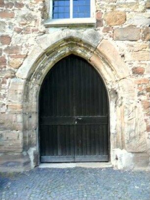 Freienhagen-(Evangelische Kirche) - Langhaus Traufseite Süd - mittig-gotisches Portal mit profiliertem Gewände (birnstab) sowie Wetzrillen im Werkstein