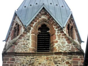 Totenkirche (Romanische Gründung)-Südturm von Süden-Obergeschoß mit gotisch erneuerten Fenstern und Biforien (Säulen mit Würfelkapitell) im Detail