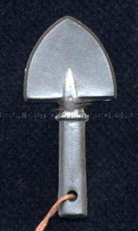 Deutsches Jugendherbergswerk, Bauhandwerksgeräte (Spaten), Reichsstraßensammlung zum Reichswerbe- und Opfertag des RV-DJH Mai 1939