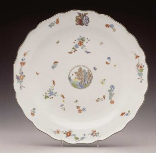 Zwei Platten mit dem Wappen Hennicke und Blumendekor — Kat. Nr. 350
