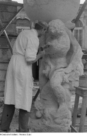 Steinbildhauer arbeitet am Hercules Saxonicus