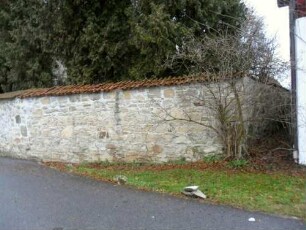 Ansicht von Nordosten mit Kirchhofmauer (Wehrgang mit Steinbrüstung sowie innen angebaute Gaden im 19 Jh abgetragen) in Übersicht