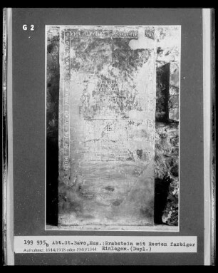 Grabstein mit Resten farbiger Einlagen aus der Abtei Sankt Bavo