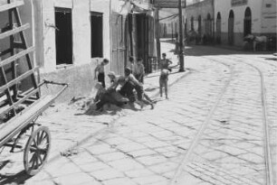 Reisefotos. Straßenbild im arabischen Raum. Ansicht mit sich balgenden Kindern