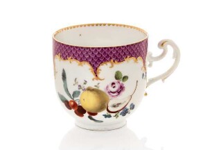 Tasse mit Früchten und Blumen