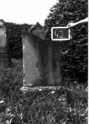 Grabstein 42 (Index: 100100863) Material: Sandstein Zustand: oberer Teil der Stele weggebrochen Maße HxBxT: 110x53x12 cm Beschreibung: Stele, Rusticasockel: Grabstein 42