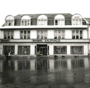 Auerbach, Friedensplatz. kontakt-Kaufhaus. Straßenfront