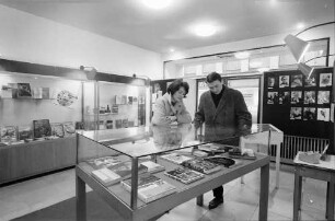 Freiburg: Amerikahaus, Ausstellung " Unsere Bibliothek", im Eingangsbereich