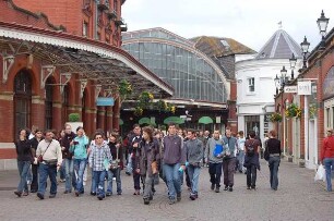 Windsor bei London - Schülergruppe : Der historische Bahnhof von Windsor wurde zu einem kleinen Geschäftsviertel umgebaut, Schülergruppe, aufgenommen am 15. Mai 2006