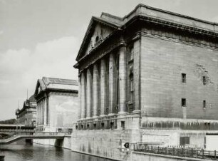 Berlin, Am Kupfergraben. Pergamonmuseum (1909-1930; A. Messel, L. Hoffmann)