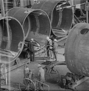 Rudisleben. VEB Chemieanlagenbau Erfurt - Rudisleben. Werkhalle, Behälterbau. Mitglieder des betrieblichen Filmzirkels bei Dreharbeiten mit der Schmalfilmkamera