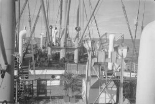 Auf Deck : Blick über ein Schiffsdeck