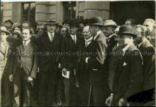 Gustav Stresemann und die deutsche Delegation des Völkerbundes vor dem Hotel Victoria in Genf