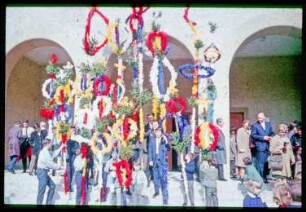 Palmstangen vor der Kirche