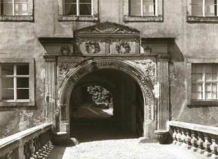 Schloss Weesenstein, Ostseite, Hauptportal