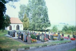 Friedhof mit Friedhofskapelle, ca. 500 m außerhalb des Ortes