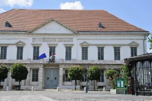 Budapest - Palais des Staatspräsidenten : Am Palais des Staatspräsidenten auf dem Burgberg weht die Europafahne. Aufgenommen in Budapest am 13. Juni 2011