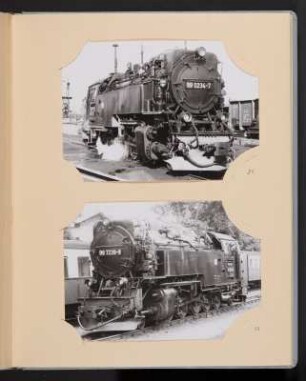 Albumseite mit zwei Postkarten von Lokomotiven : Sammelalbum mit Fotografien (Postkarten) von Dampflokomotiven. Kunstledereinband; 27,5 x 21,8 x 2 cm (um 1970). Dresden: SLUB/DF 2009.C.30