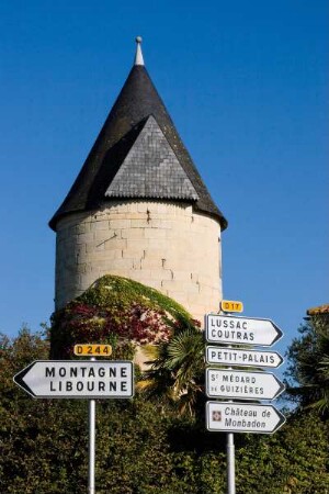 Frankreich. Nouvelle Aquitaine. Gironde. Pouisseguin. Turm an Strassenkreuzung.